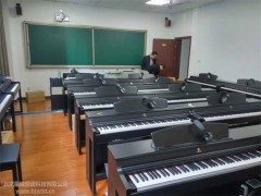 1) 全班授课：
　　 在全班授课状态下，教师可对全班学生进行讲课、可对全体学生进行演奏示范、可通过计算机光驱CD盘向全体学生演示课堂内容。